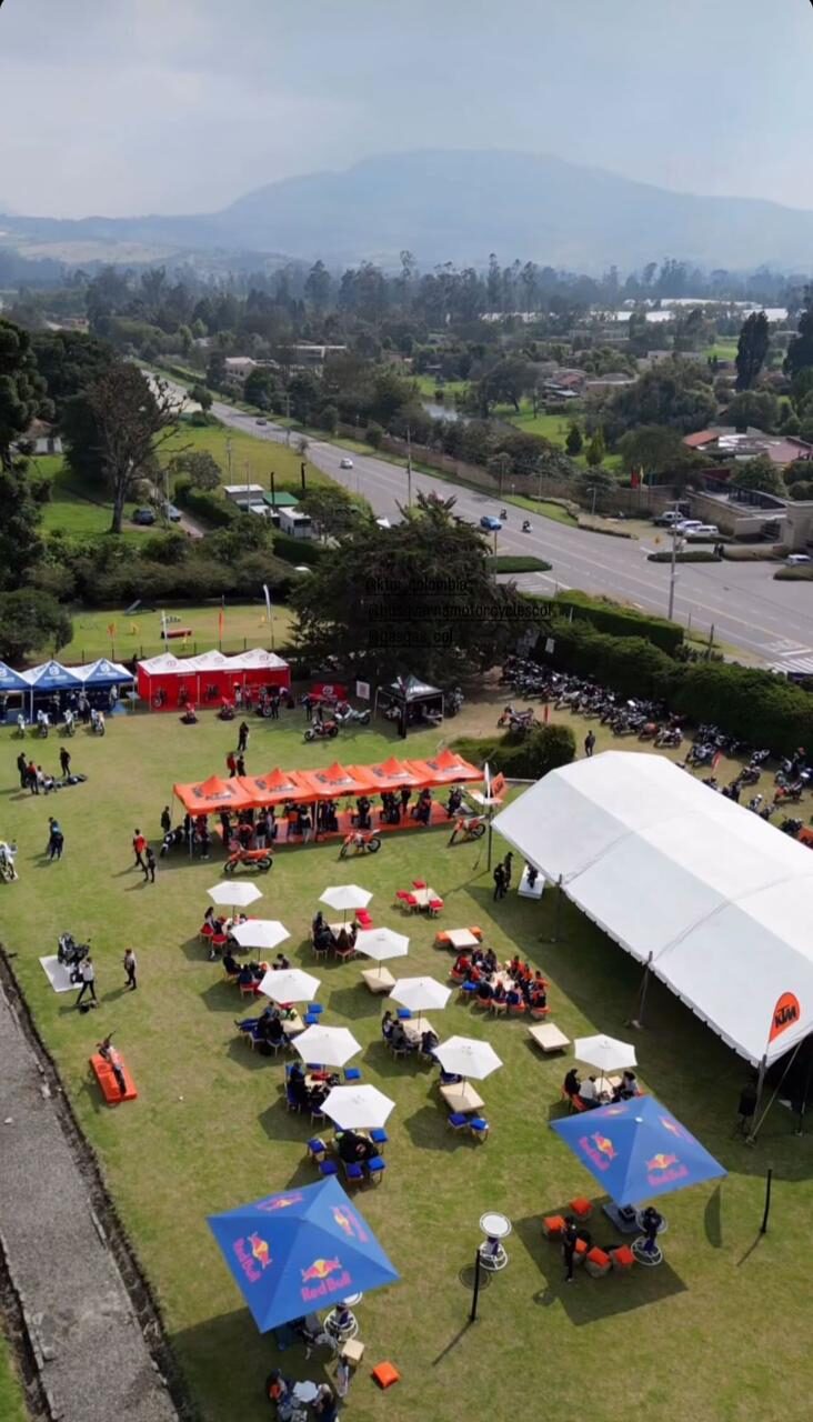 Vista aérea de un evento corporativo al aire libre en La Quinta con carpas y montañas de fondo